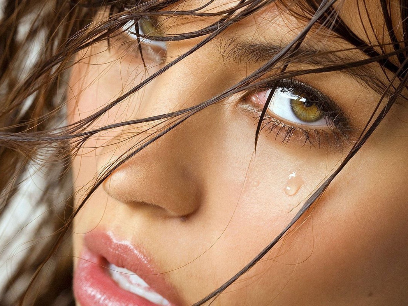 Слеза на лице расстроенной девушки