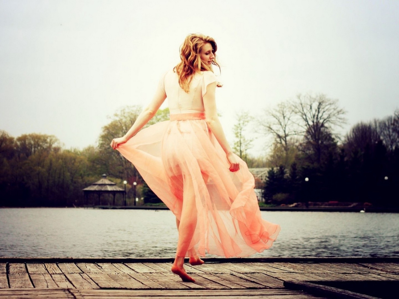 Девушка в розовом платье на набережной