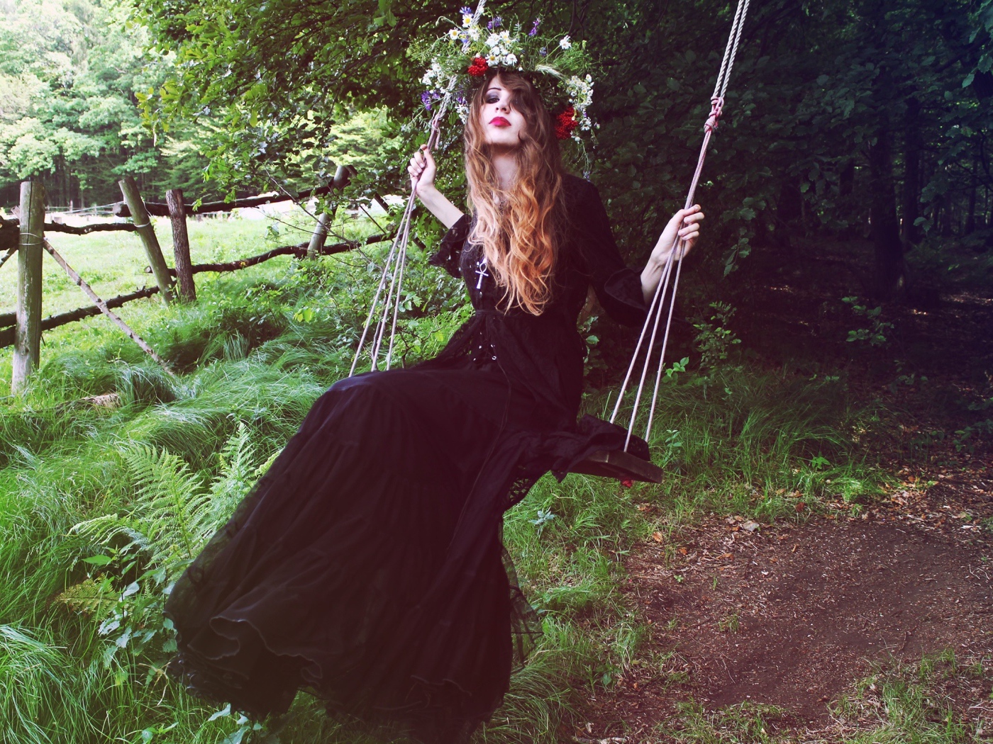 Девушка в черном платье на качели