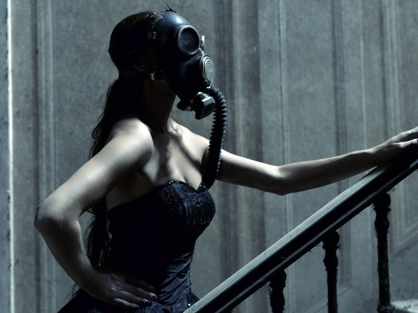 Девушка в маске поднимается по лестнице