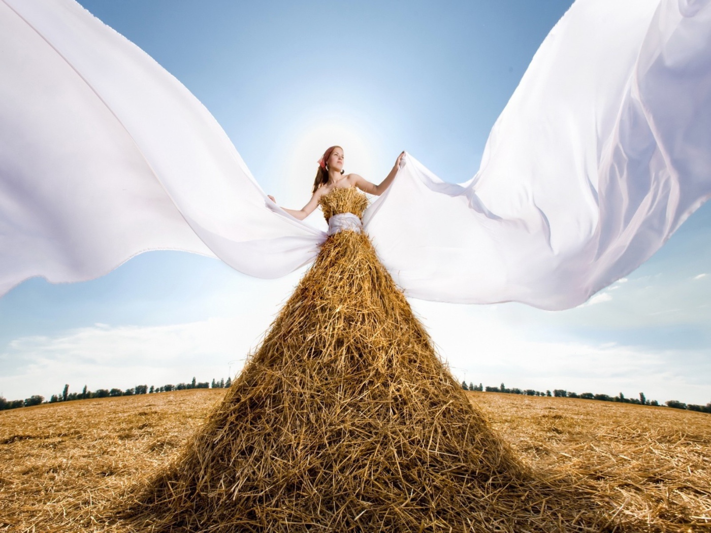 Девушка в платье из сена