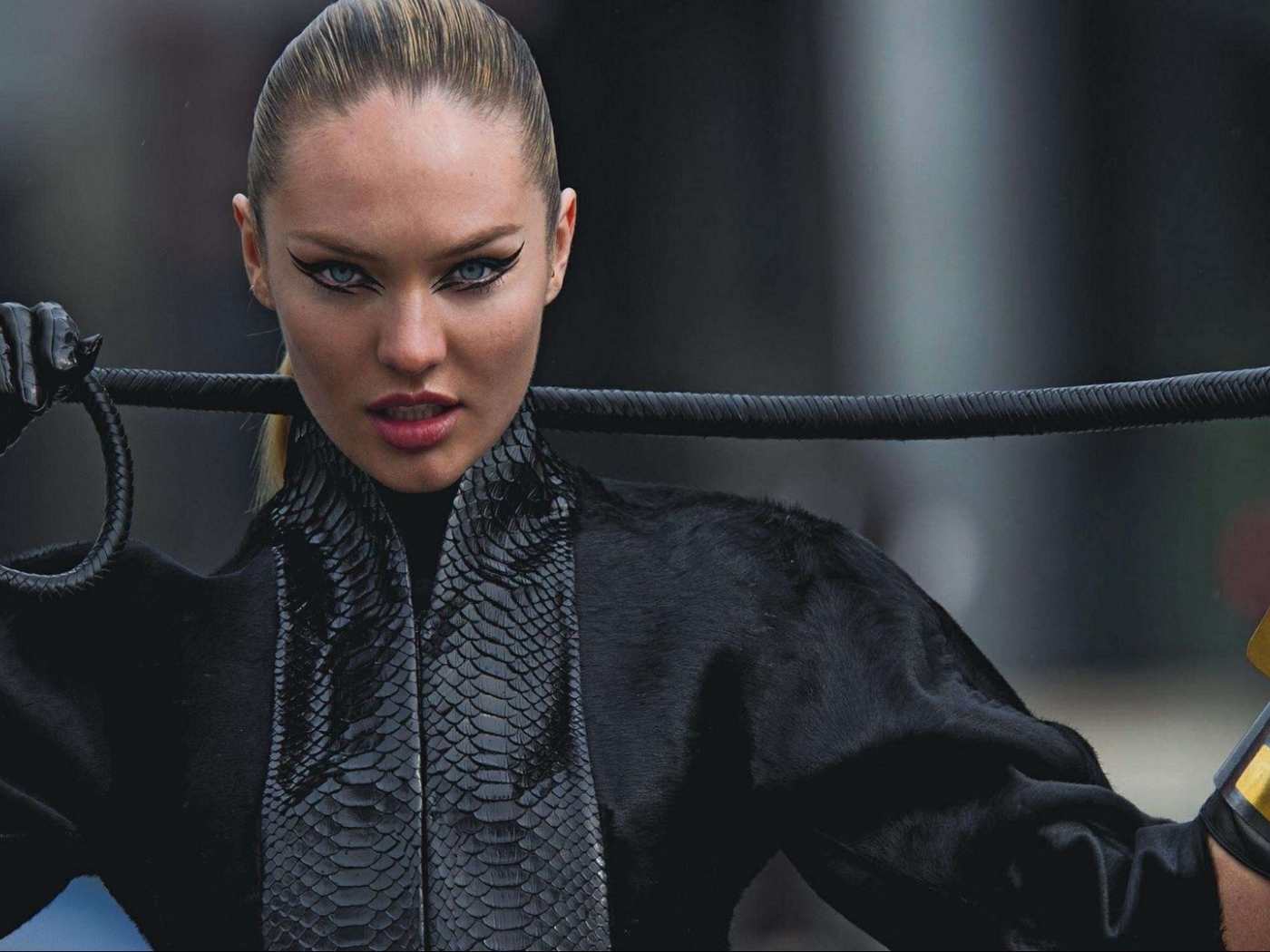 Девушка в форме наездницы, модель Кэндис Свейнпол