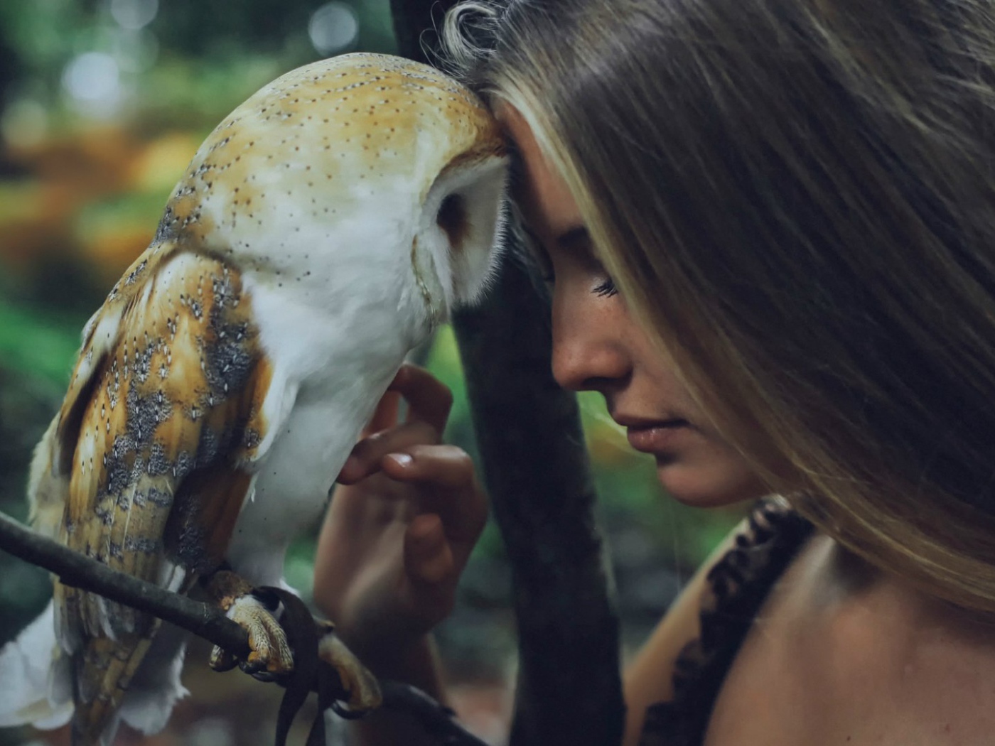 Девушка прислонилась к сове