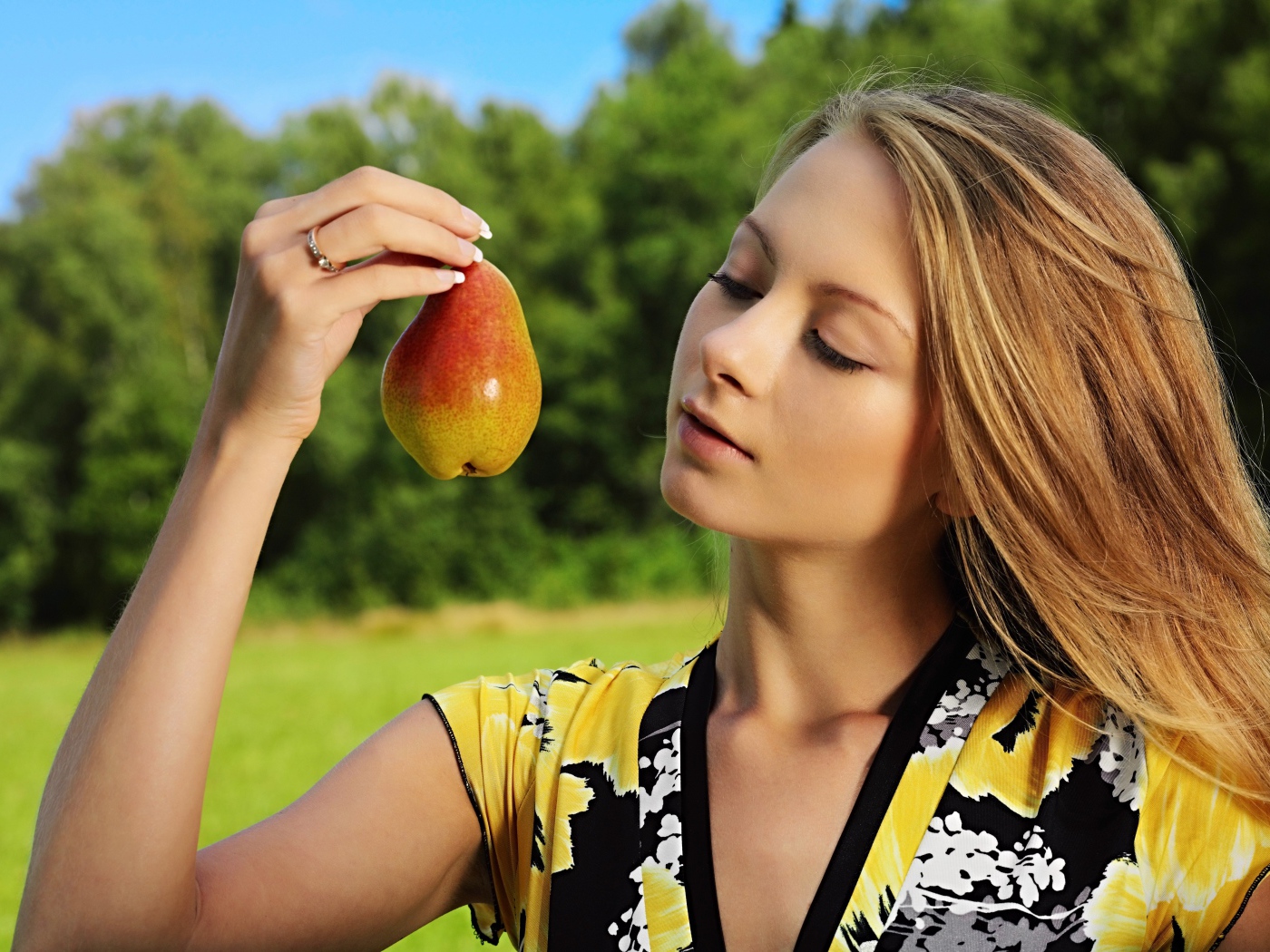 Девушка смотрит на грушу