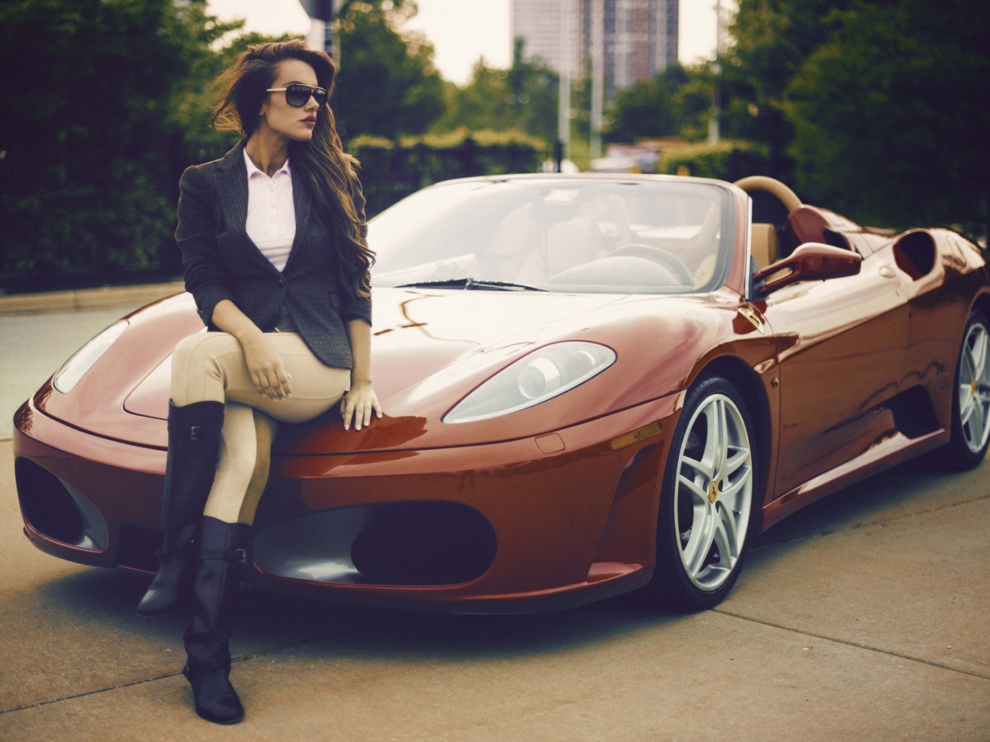 Девушка на капоте коричневого Ferrari кабриолет