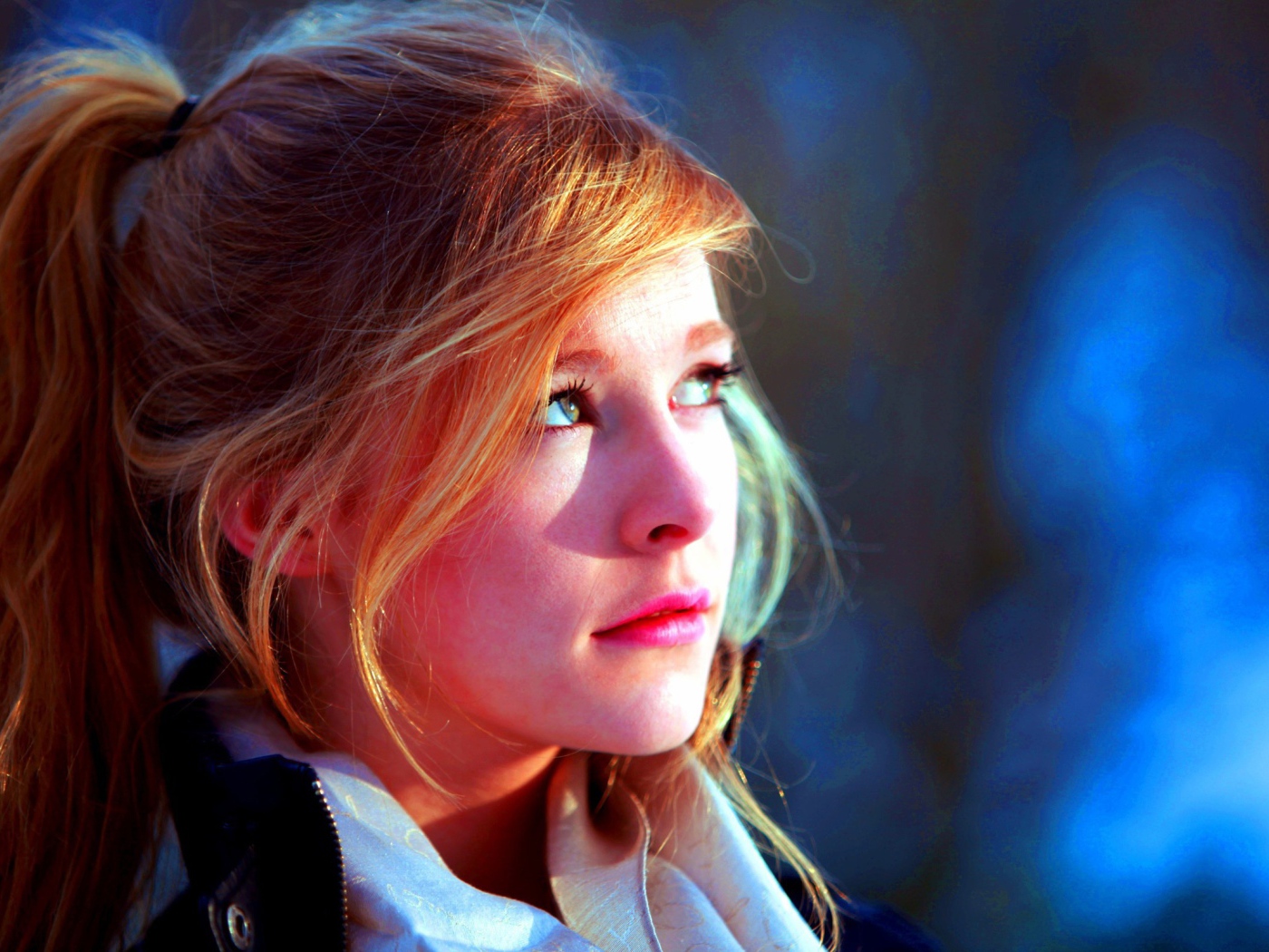 Лицо девушка освещено солнцем