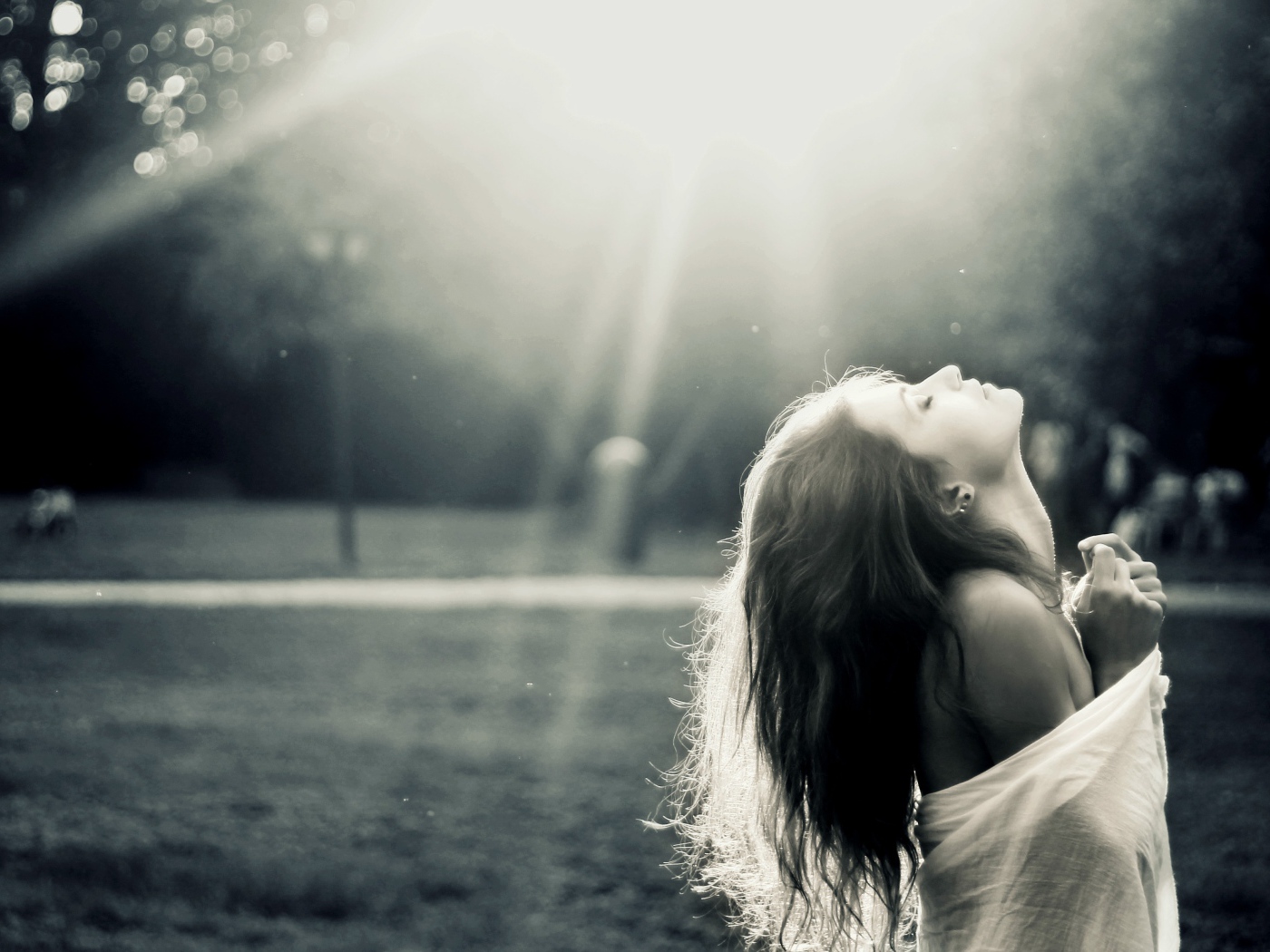 Девушка запрокинула голову