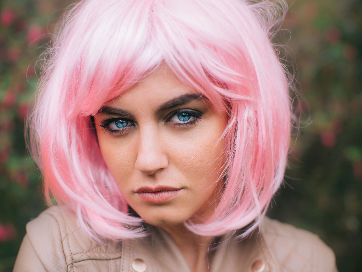 Девушка с голубыми глазами в розовом парике