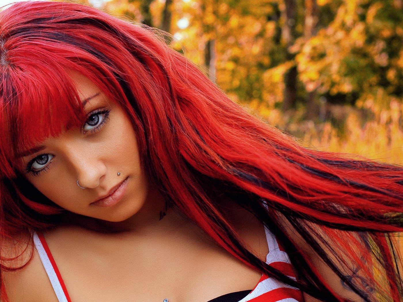 Девушка с красными волосами и кольцом в носу