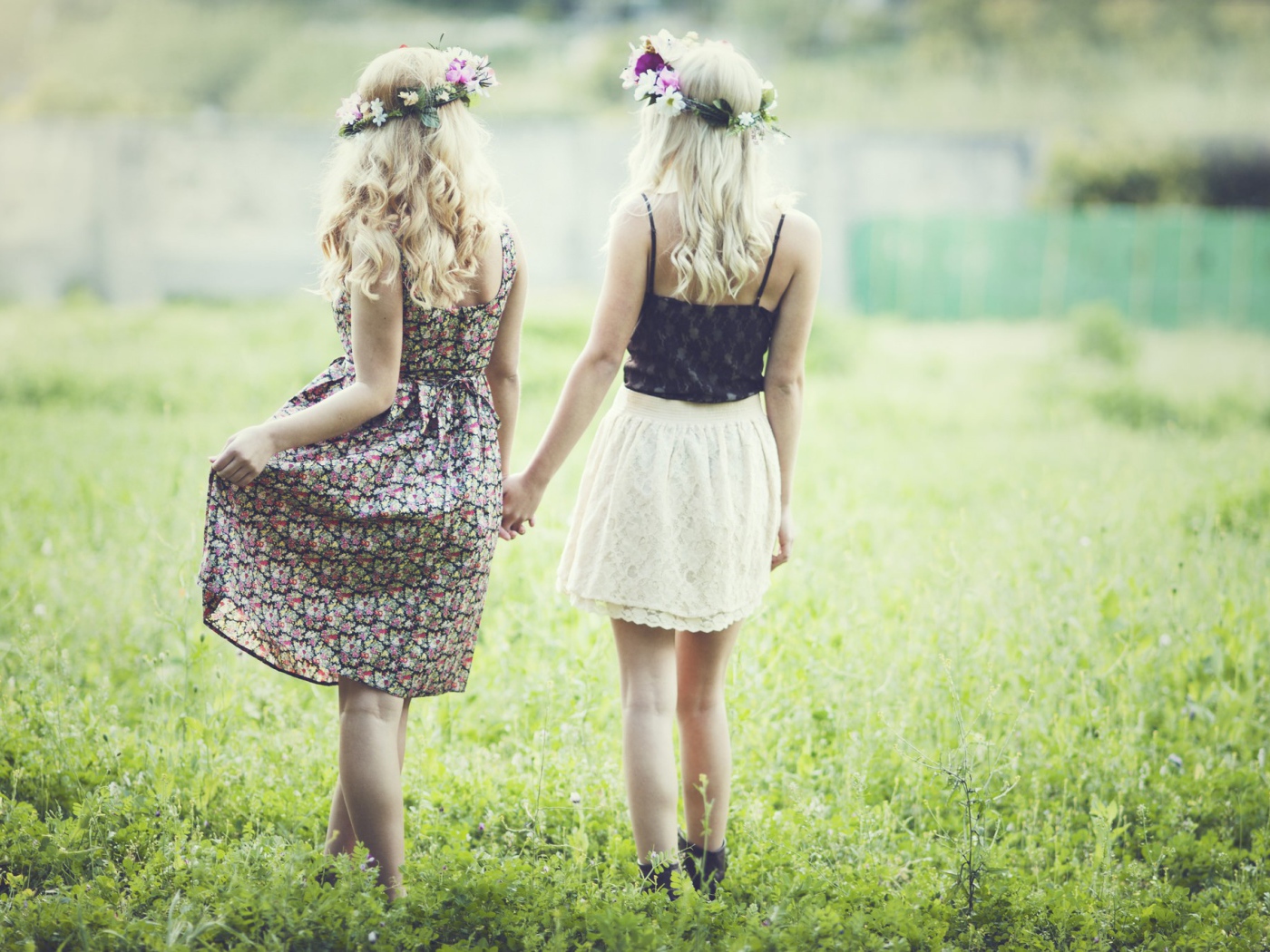 Две блондинки гуляют по газону