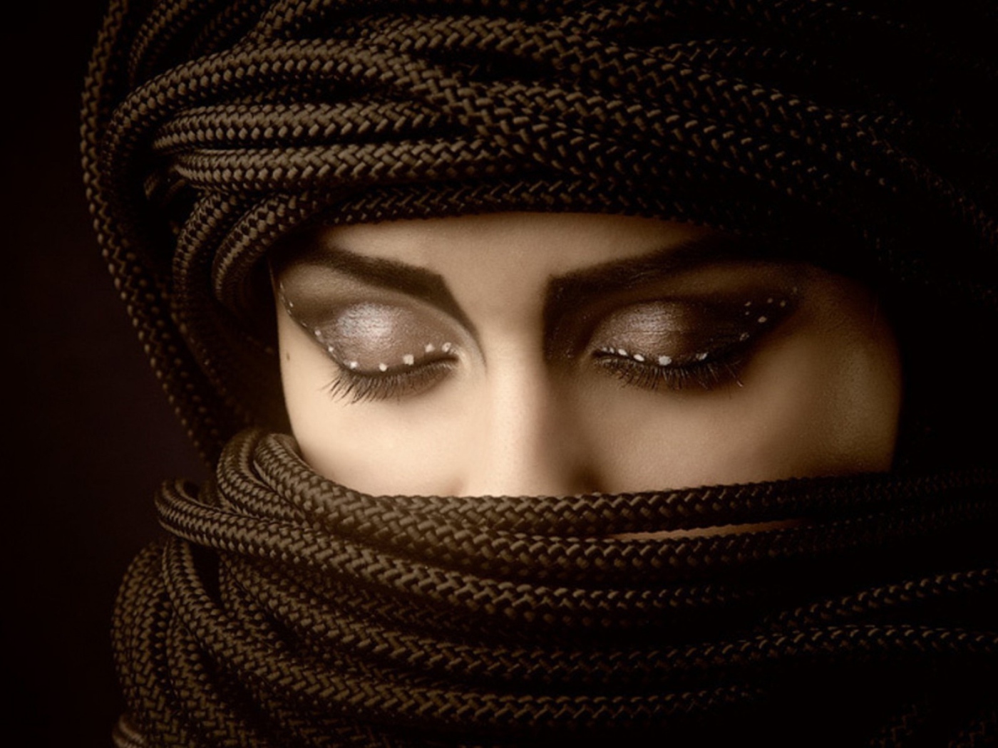 Паранджа на девушке из черных веревок