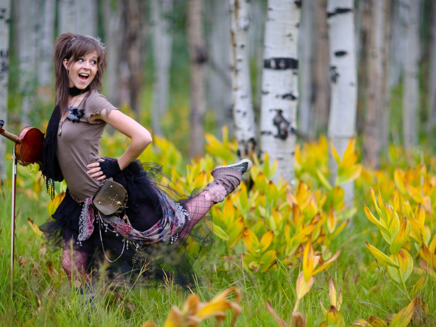 Скрипачка в березовой роще