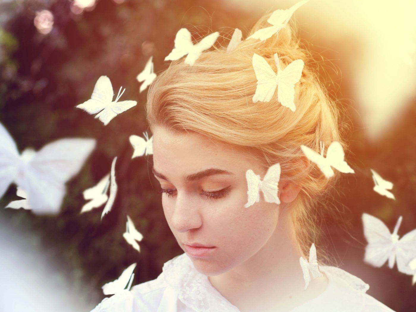Белые бабочки летают вокруг девушки