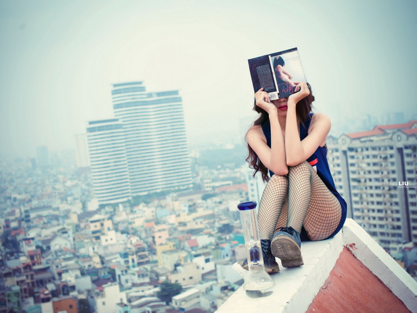 Женщина с книгой на крыше