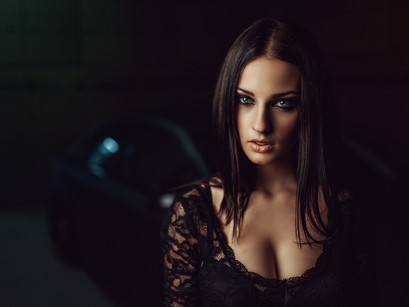 Брюнетка на фоне авто, фотограф Георгий Чернядьев