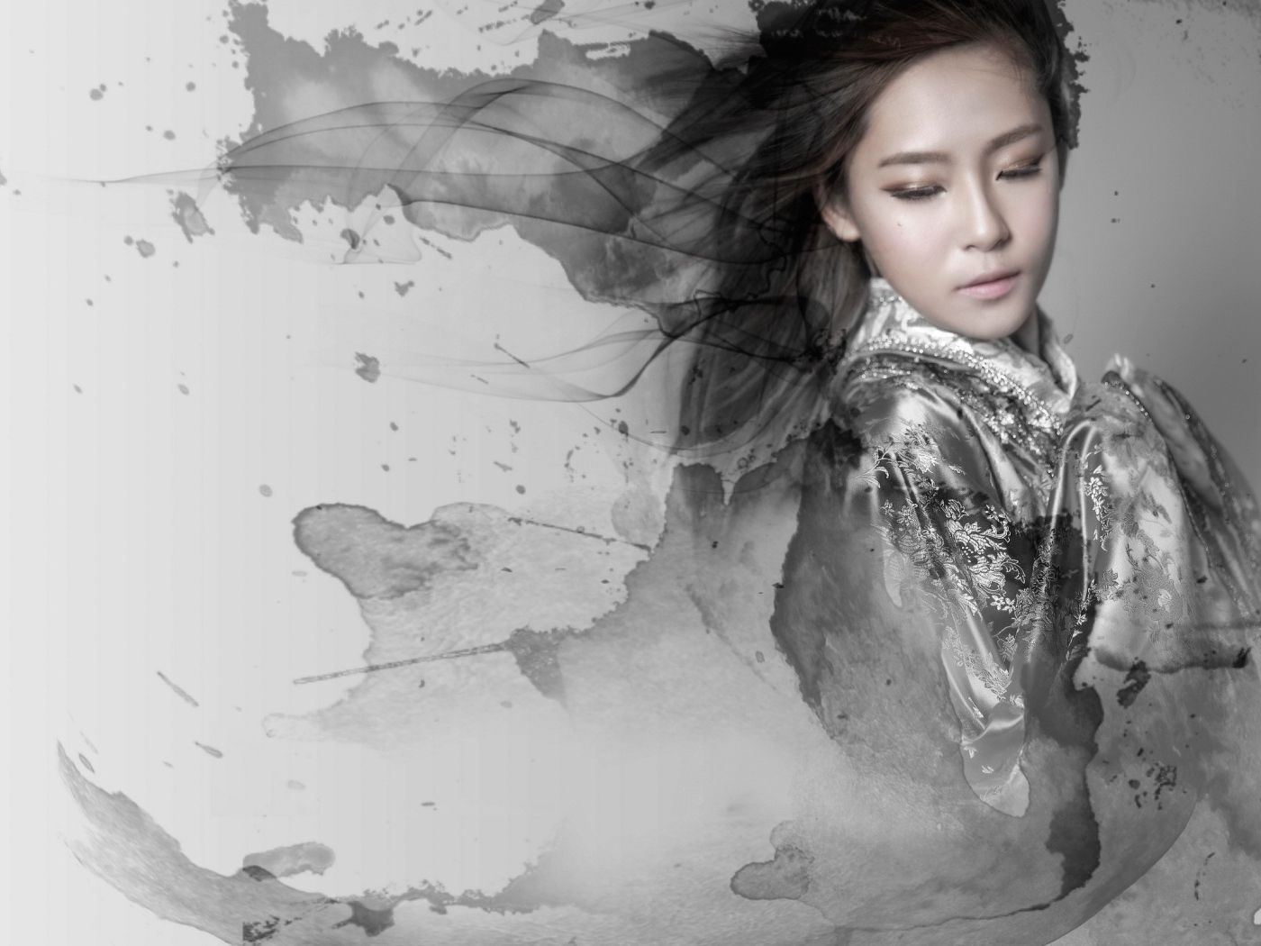 Азиатская модель в серых красках