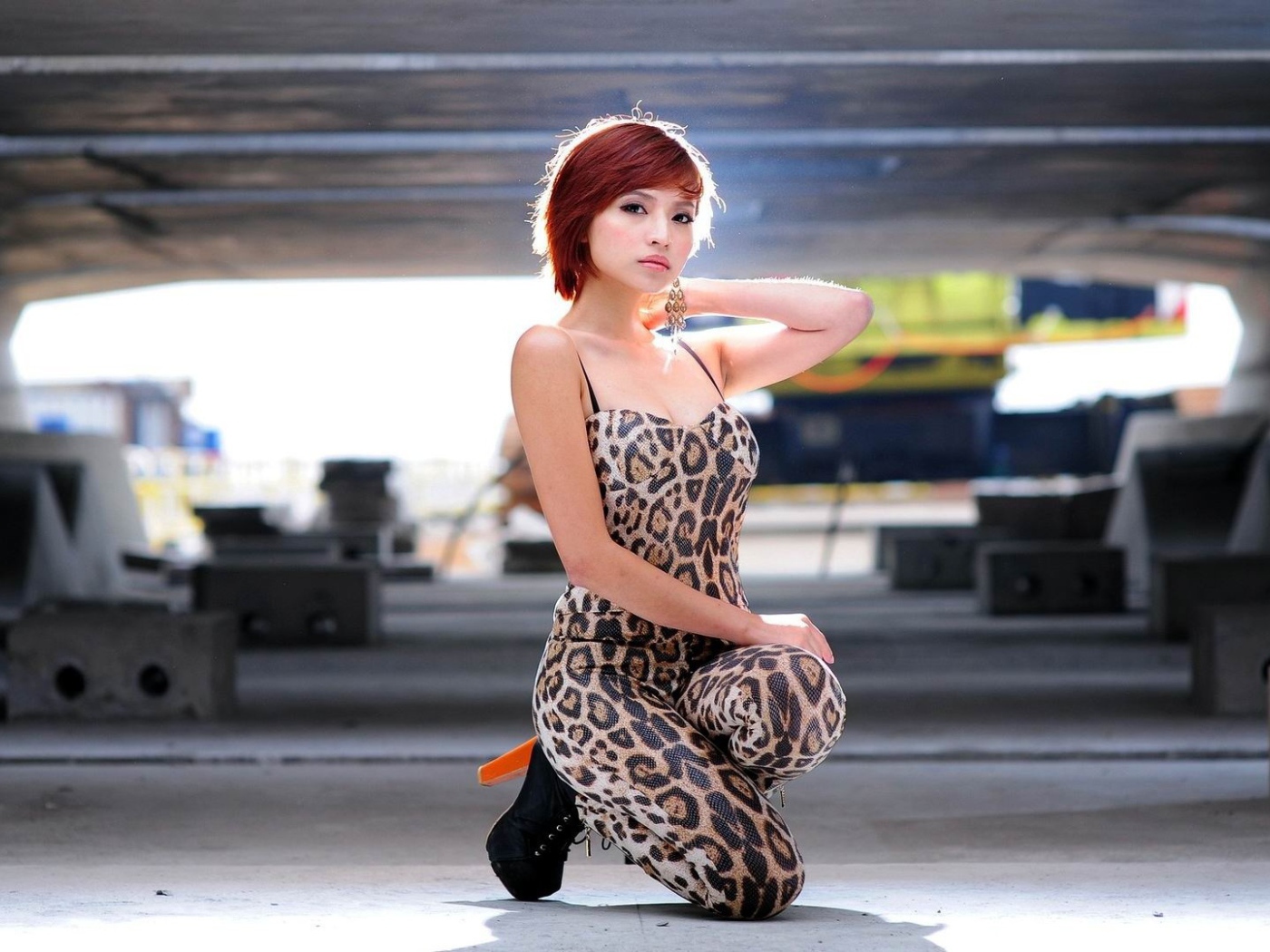 Азиатская модель позирует под мостом