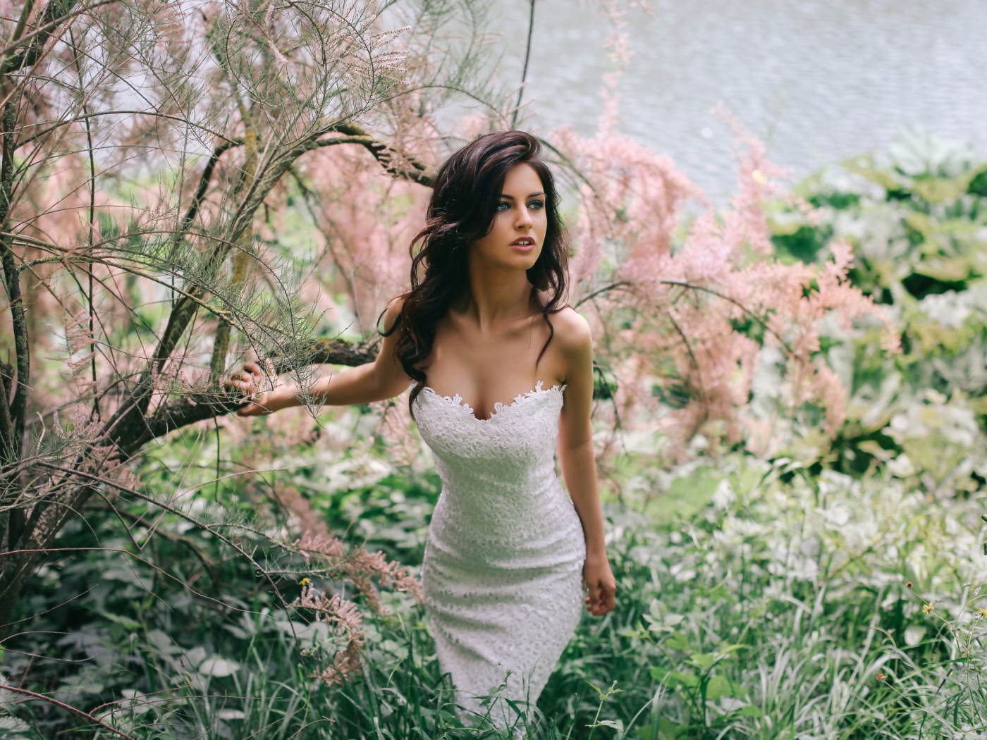 Модель Aurela Skandaj в белом платье