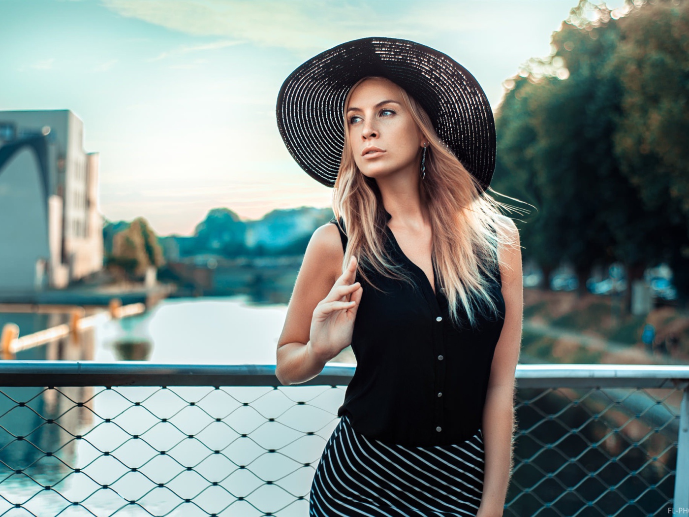 Черная кружевная шляпа на голове у девушки