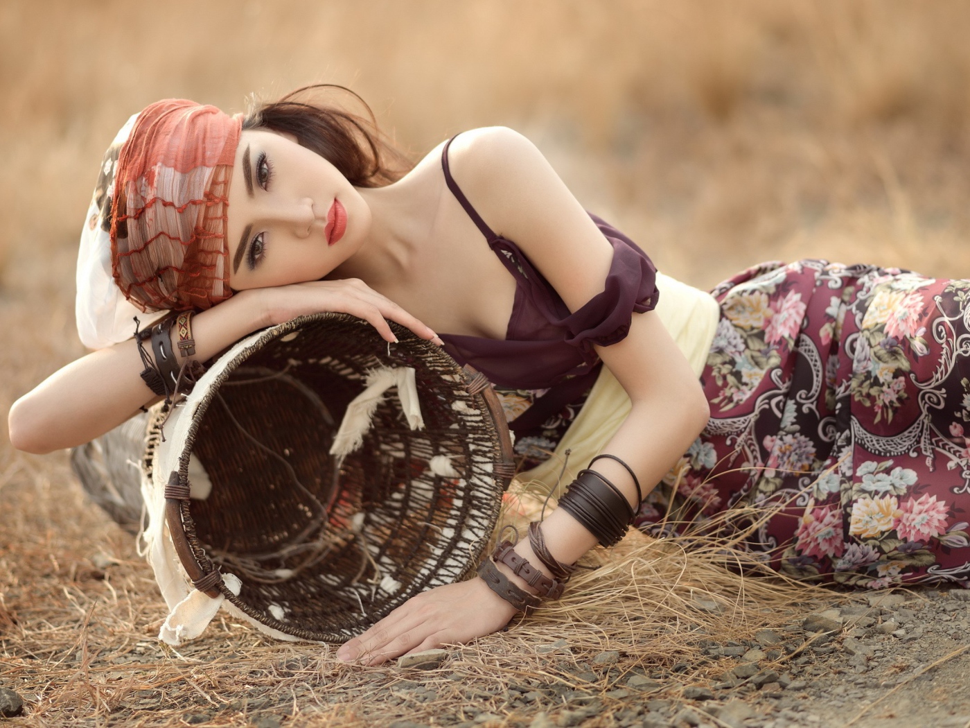 Модель брюнетка позирует с корзиной