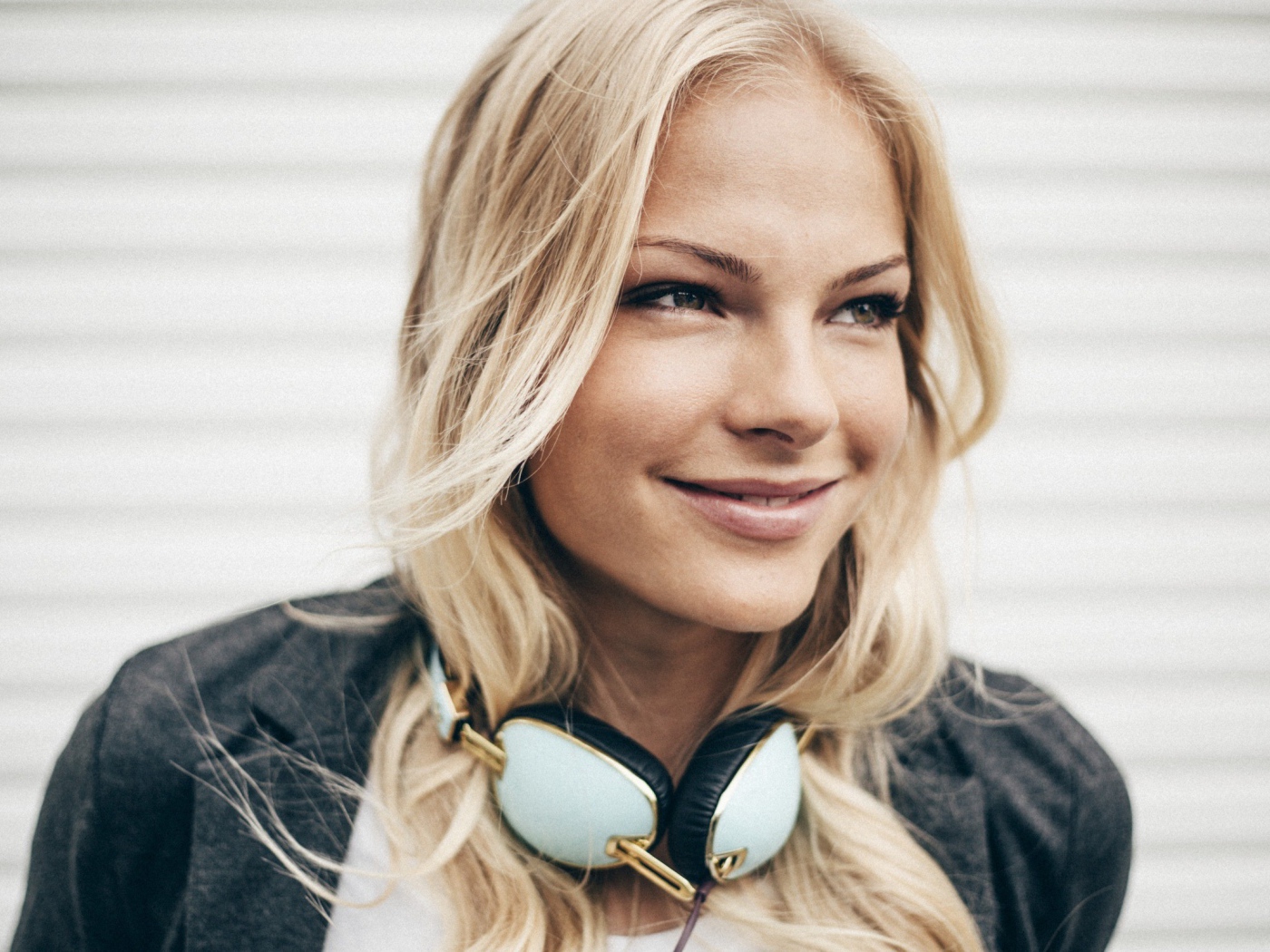 Дарья Клишина с наушниками на шее