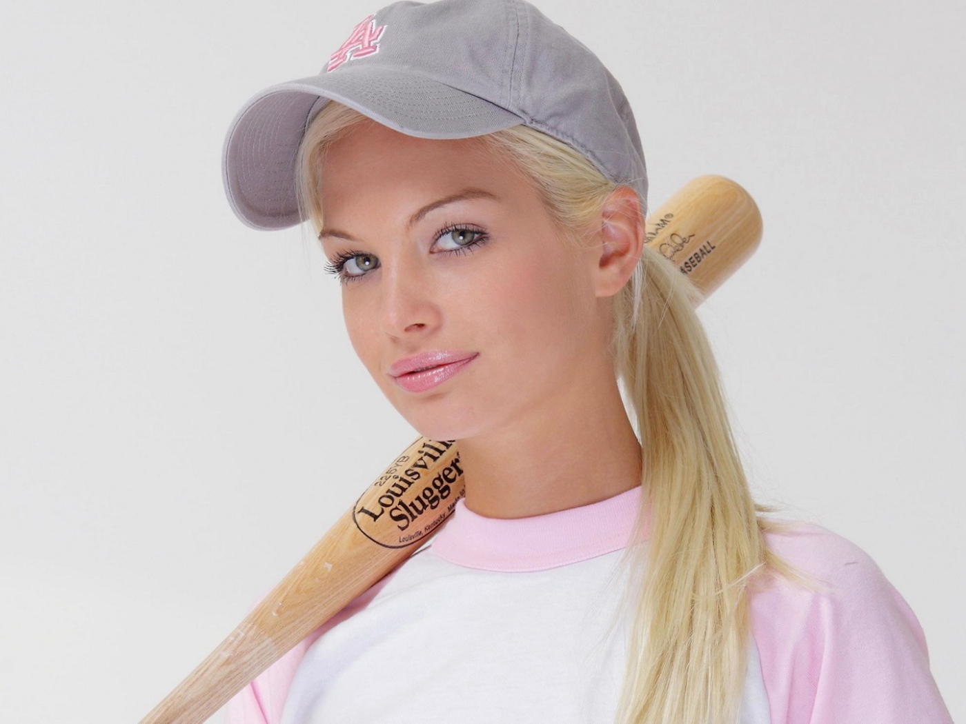 Девушка Franziska Facella с битой на плече