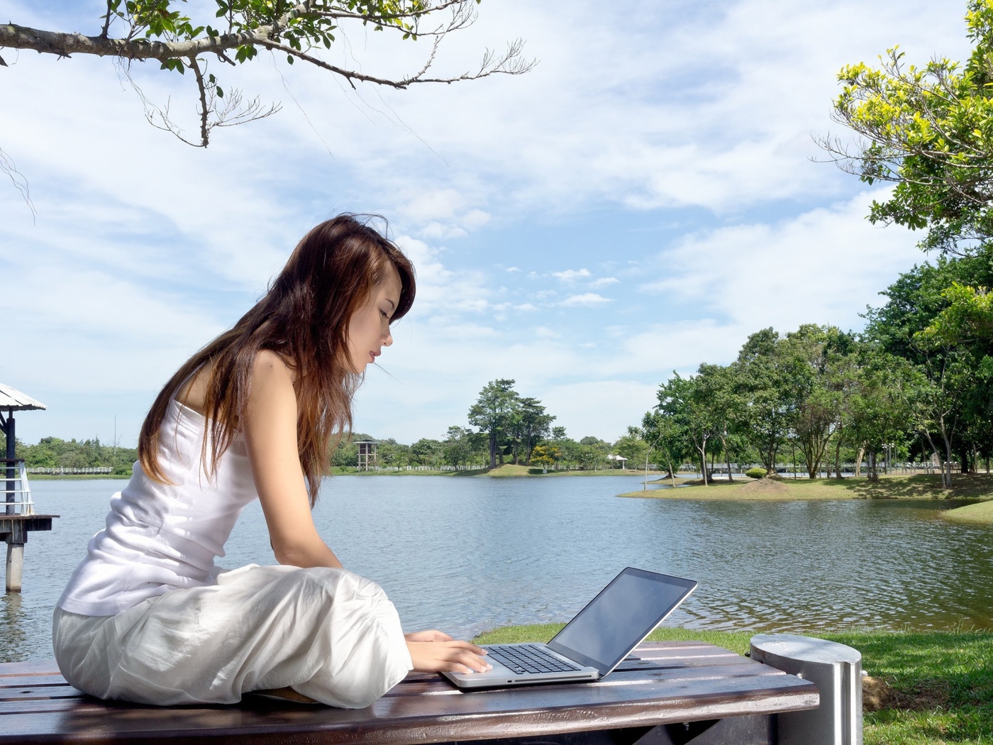 Японка с ноутбуком