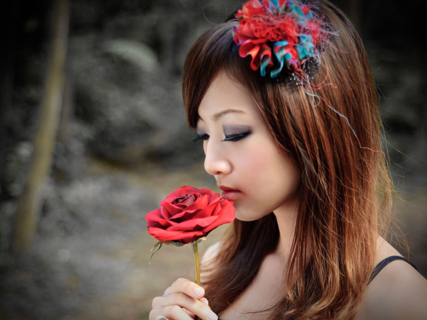 Модель Микако Чанг с розой в руке