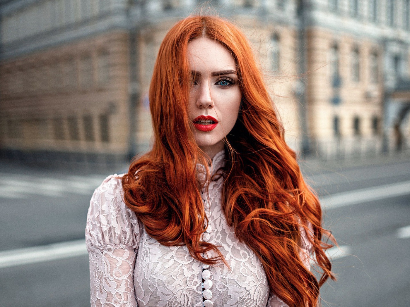 Рыжая девушка на улице, фотограф Георгий Чернядьев