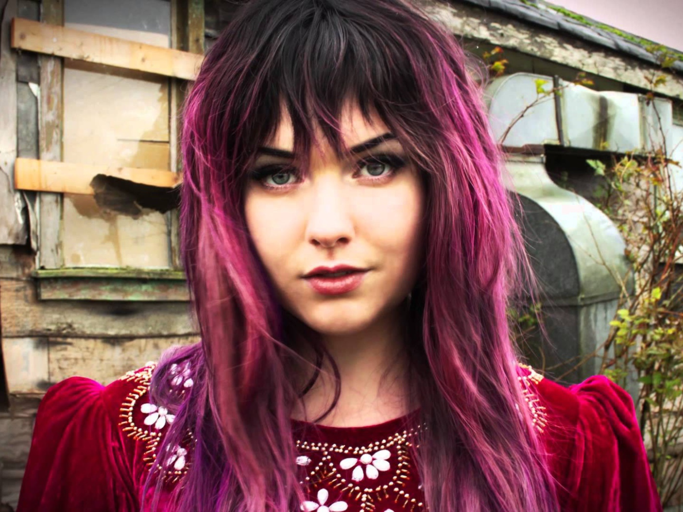 Модель Veela с красными волосами