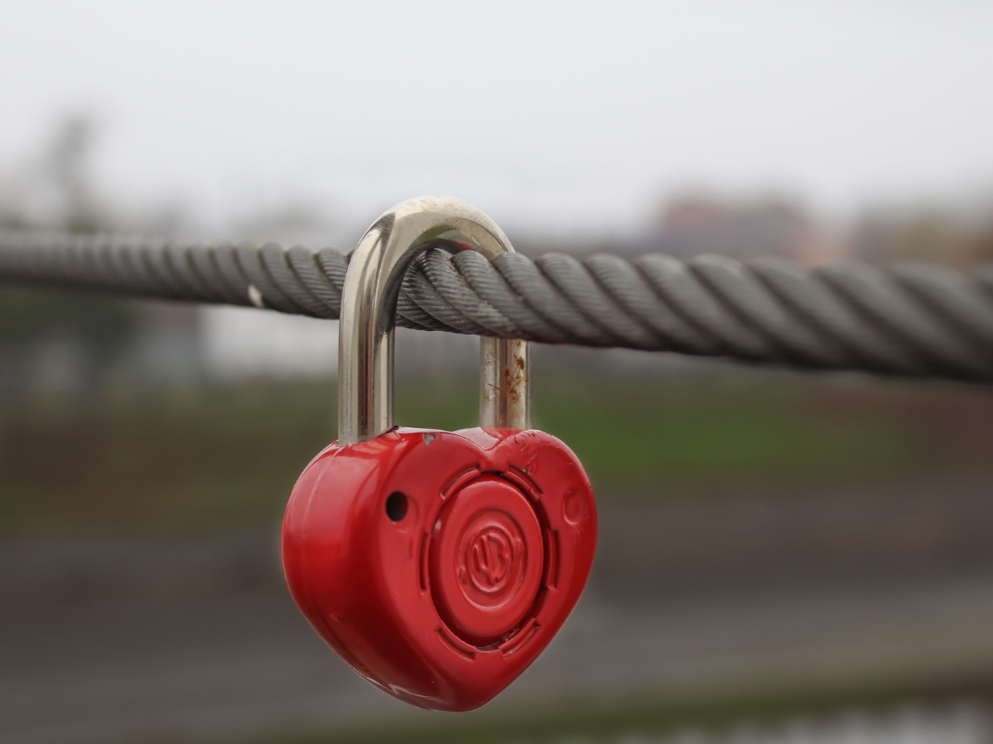 Замок в форме сердца висит на тросе