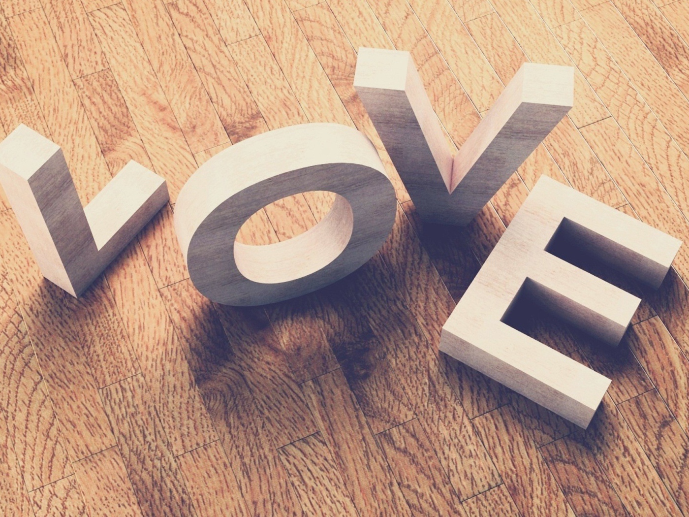 Буквы Любовь на паркете