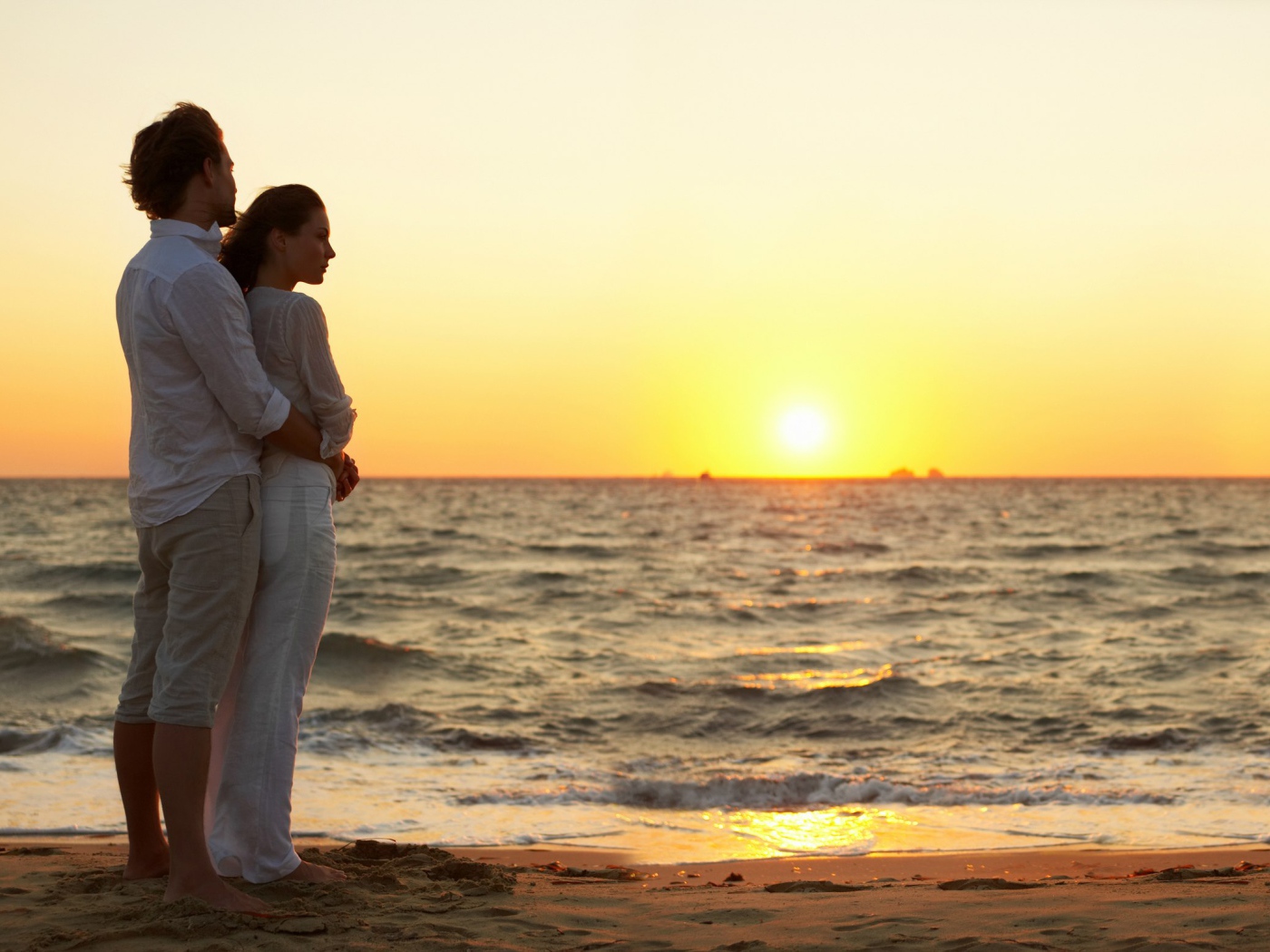 Влюбленные на закате у моря