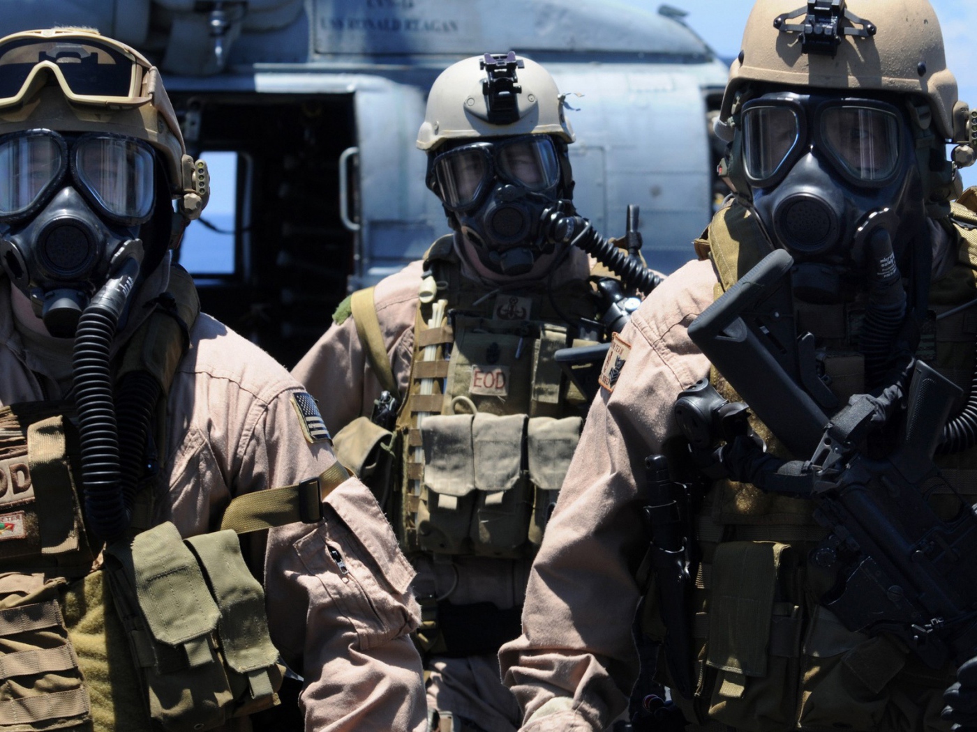 Солдаты в масках химической защиты