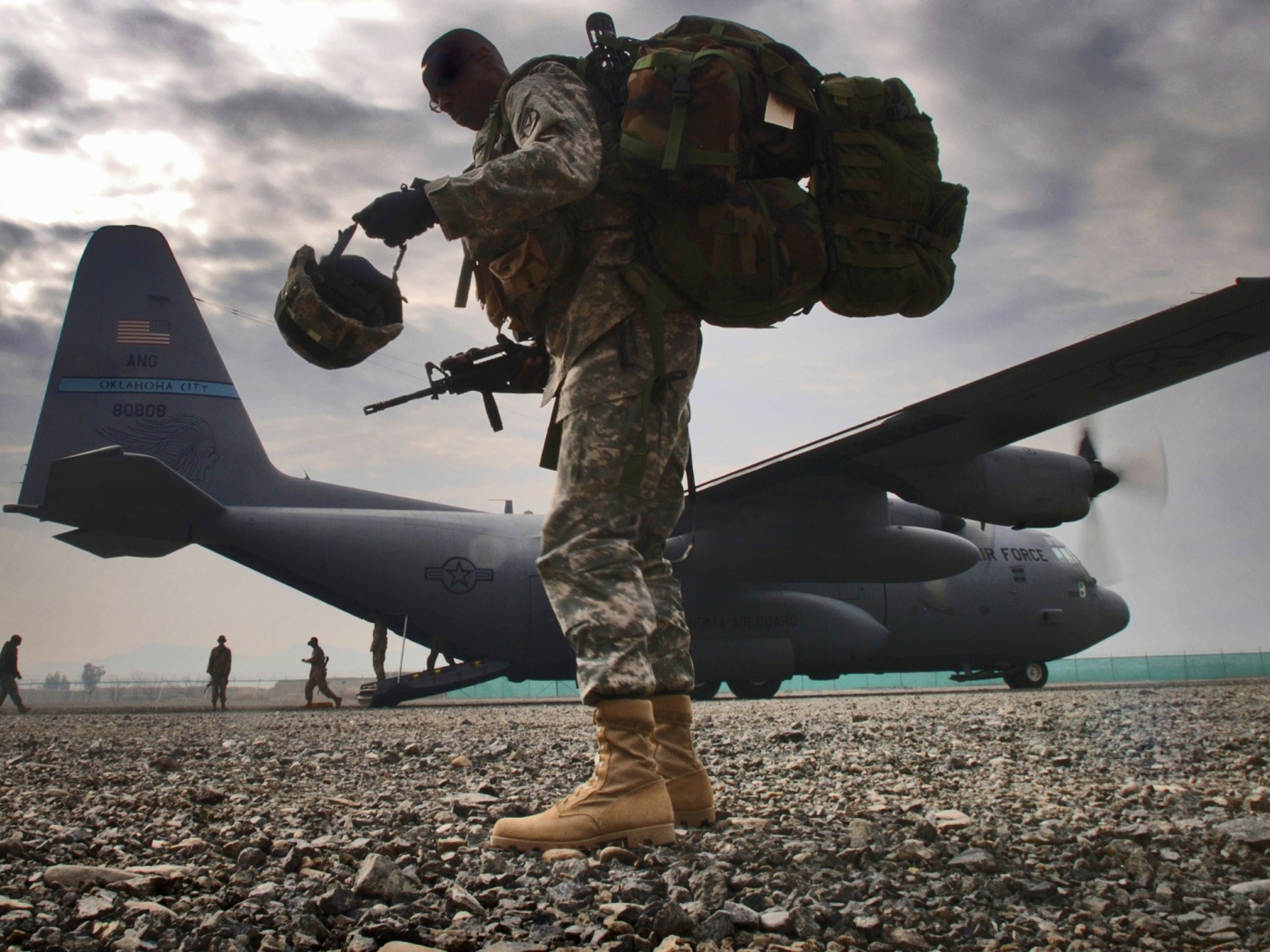 Солдат на фоне транспортного самолета