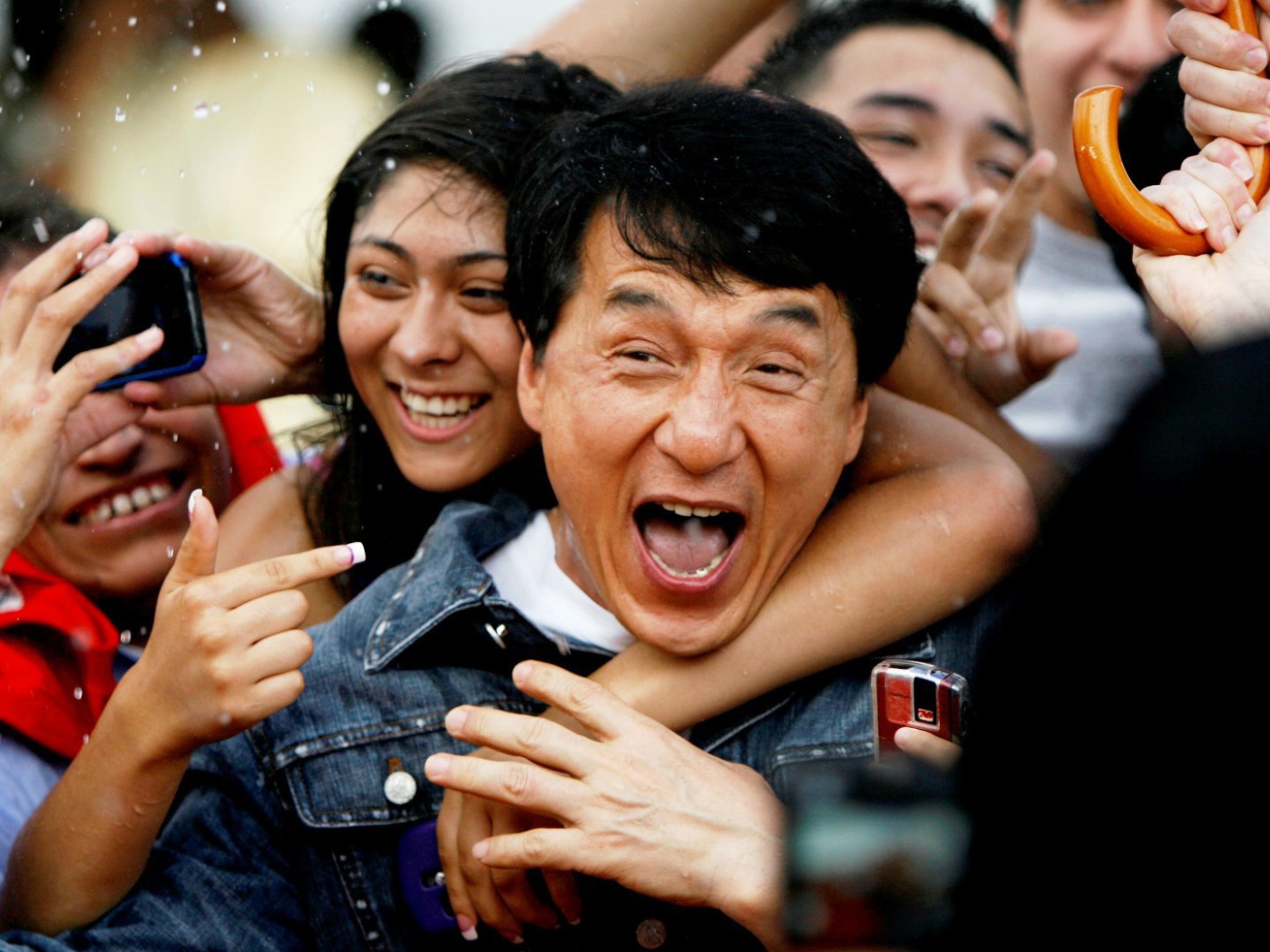 Джеки Чан с поклонниками