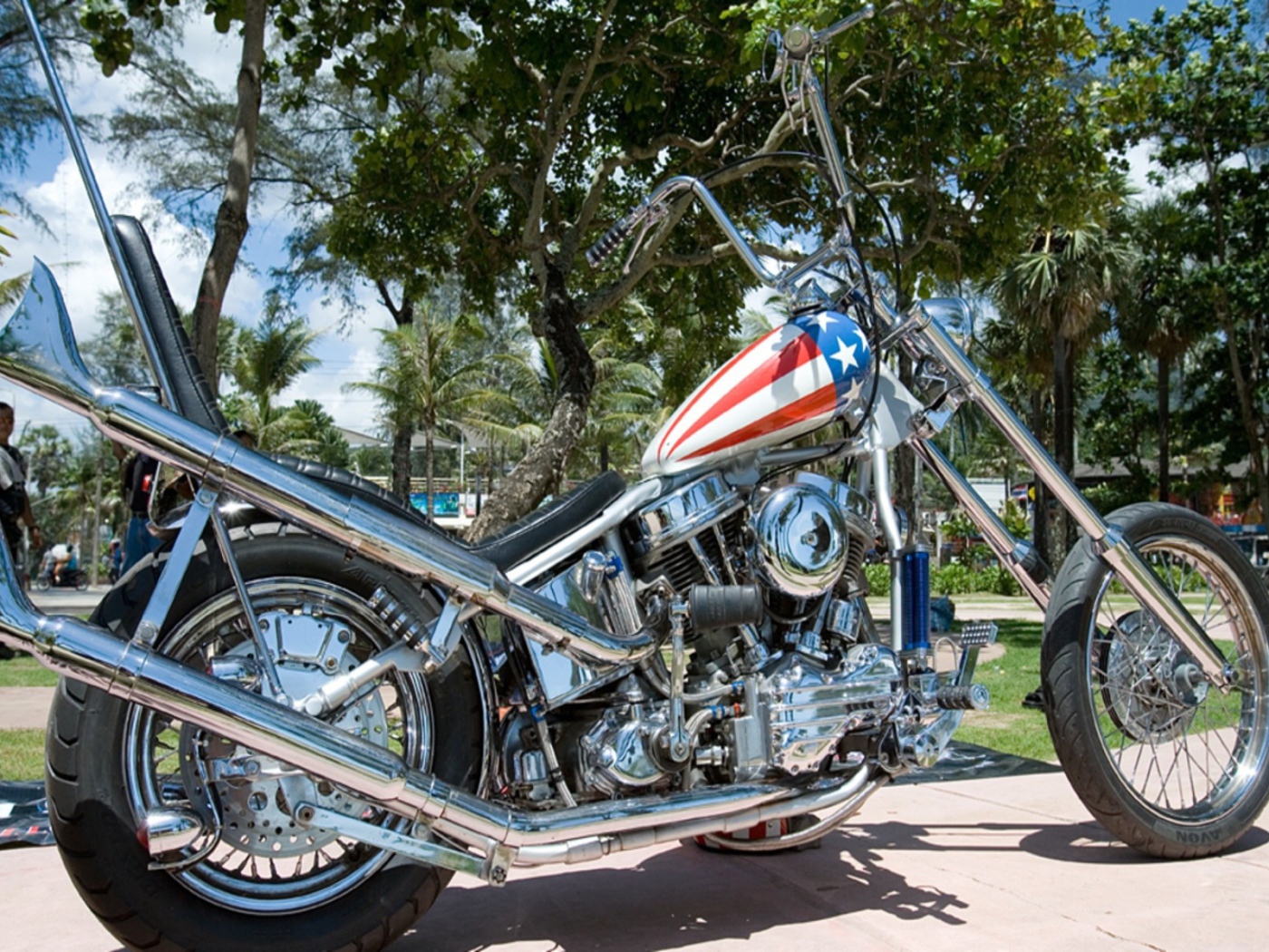 Мотоцикл Harley Davidson с флагом на бензобаке