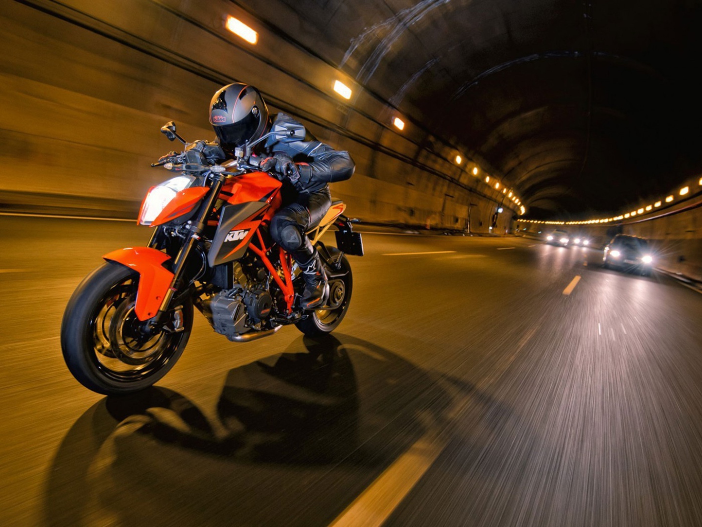 Мотоциклист на супербайке в тоннеле