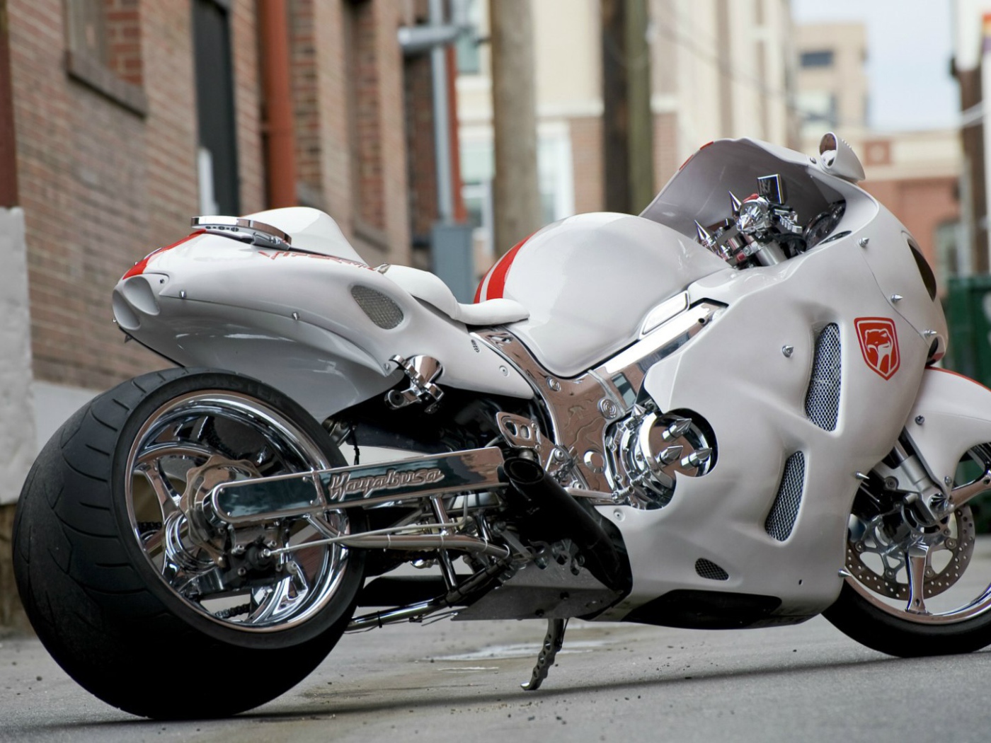 Белый мотоцикл Suzuki GSX1300R Hayabusa