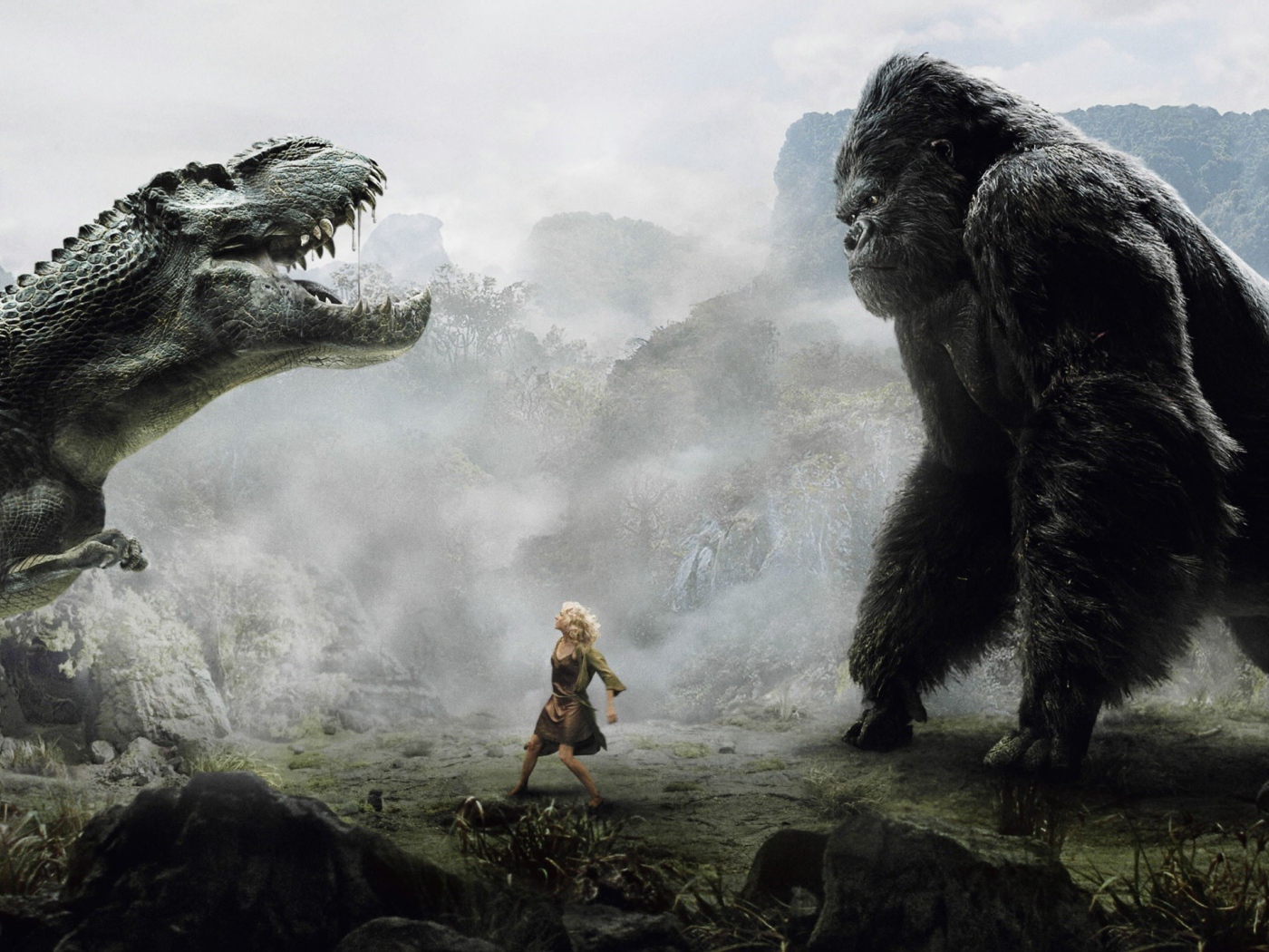 Девушка между динозавром и исполинской гориллой