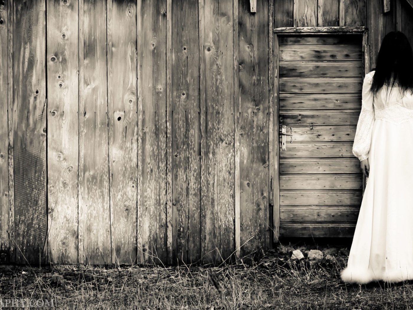 Девушка у деревянного сарая, фильм Звонок