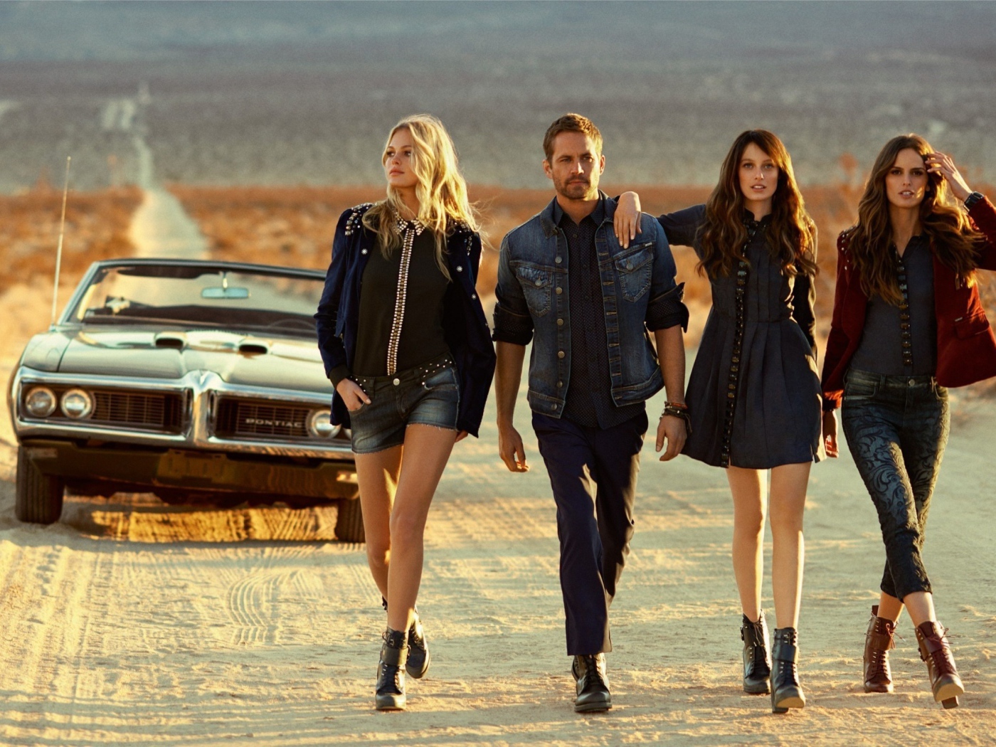 Пол Уокер с девушками из фильма Форсаж 7
