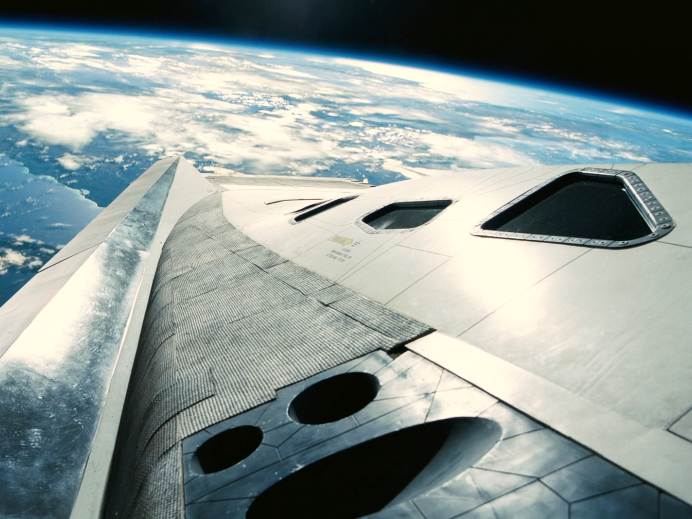 Корабль из фильма Интерстеллар над планетой