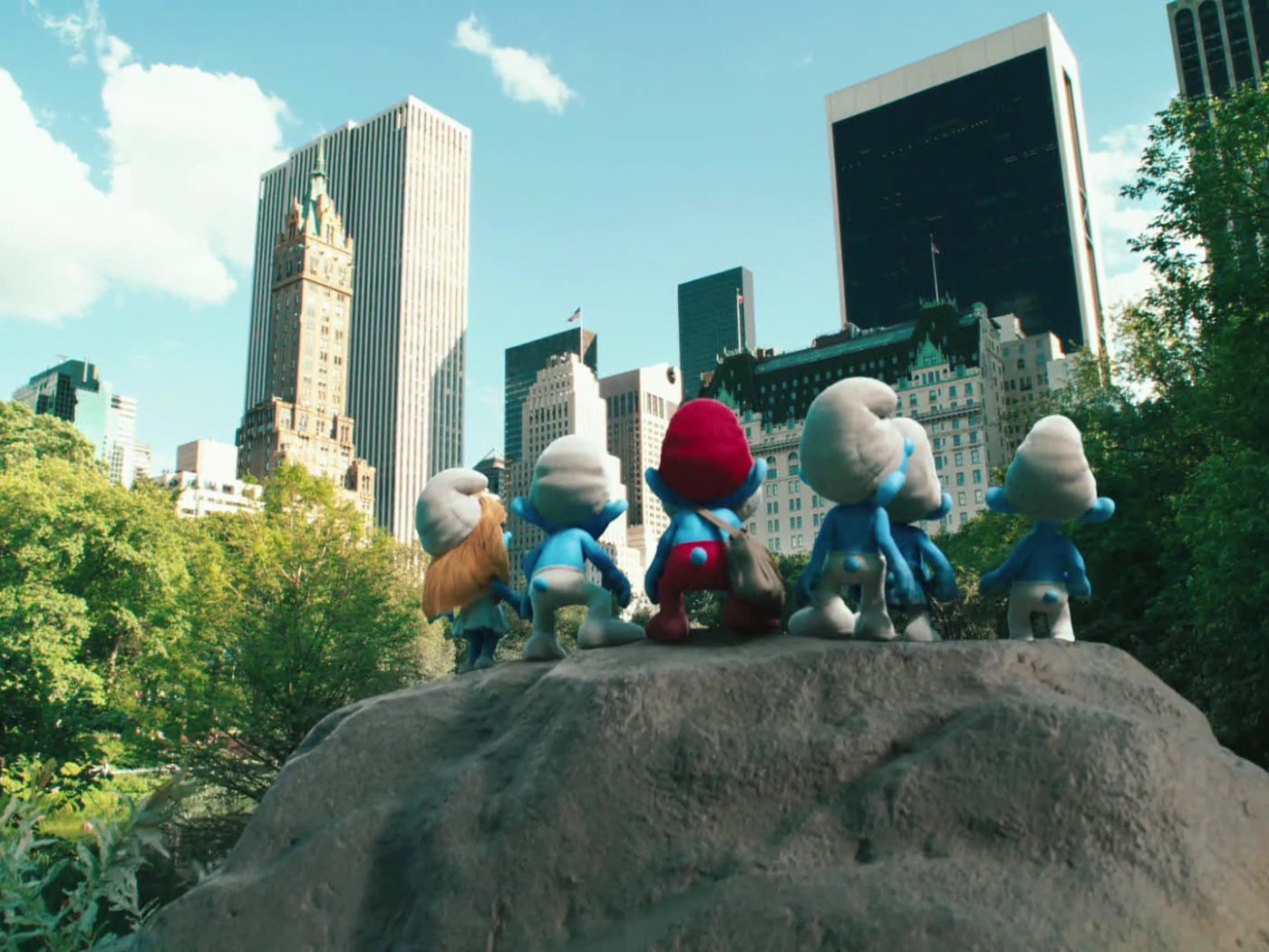 Смурфики смотрят на город