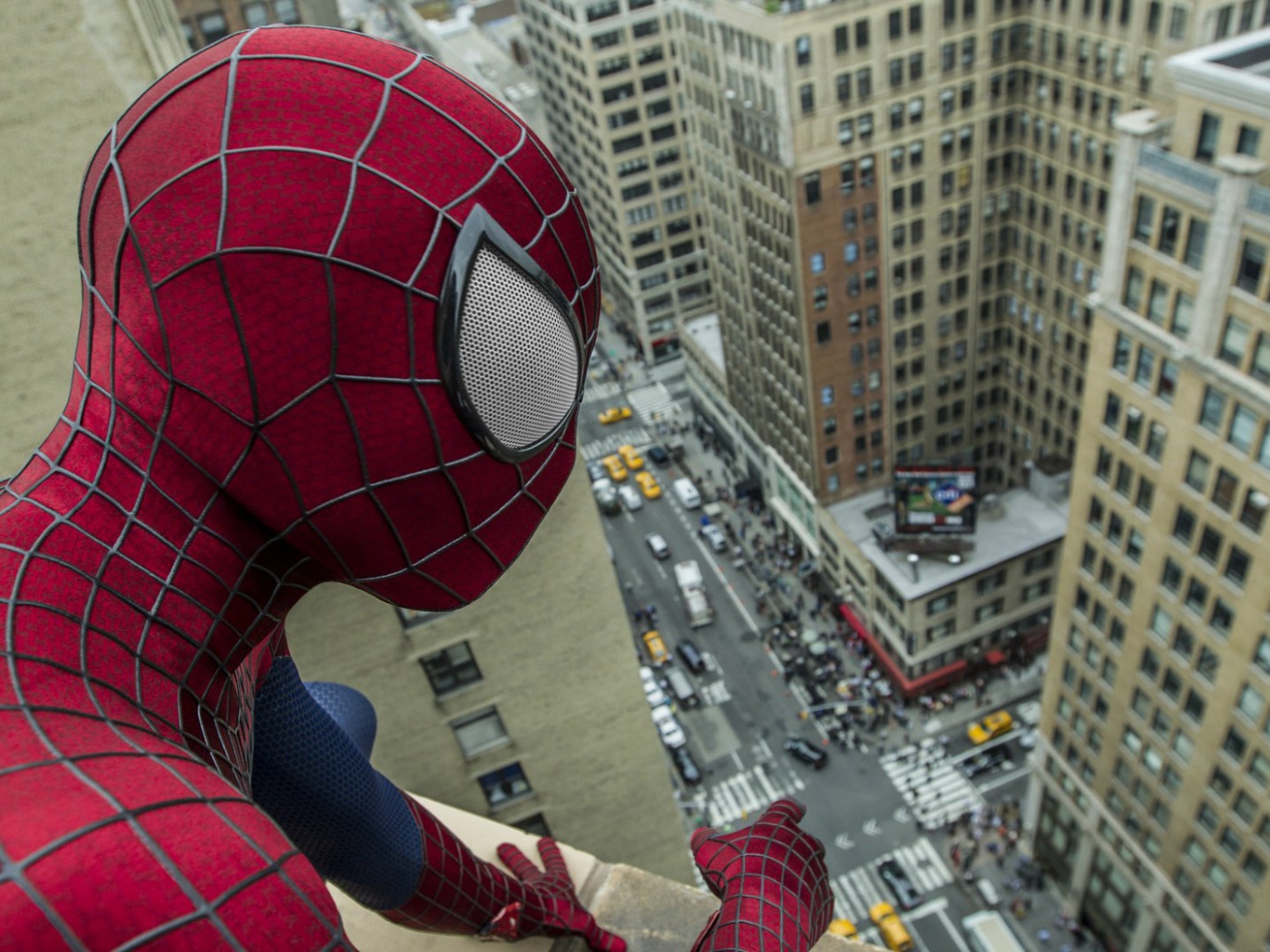 Человек паук смотрит на город