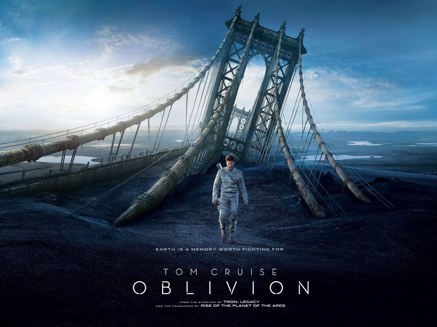 Том Круз на фоне руин моста из фильма Обливион