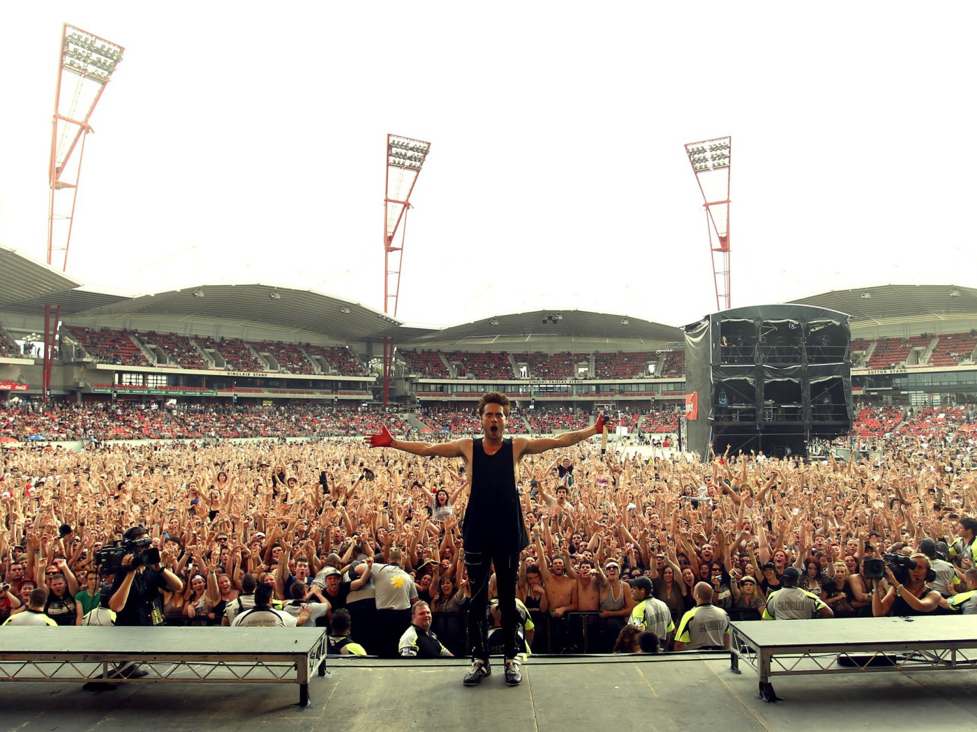 Исполнитель Джаред Лето на фоне стадиона