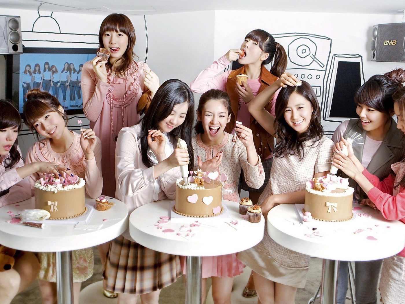 Девушки из группы Girls’ Generation кушают торты