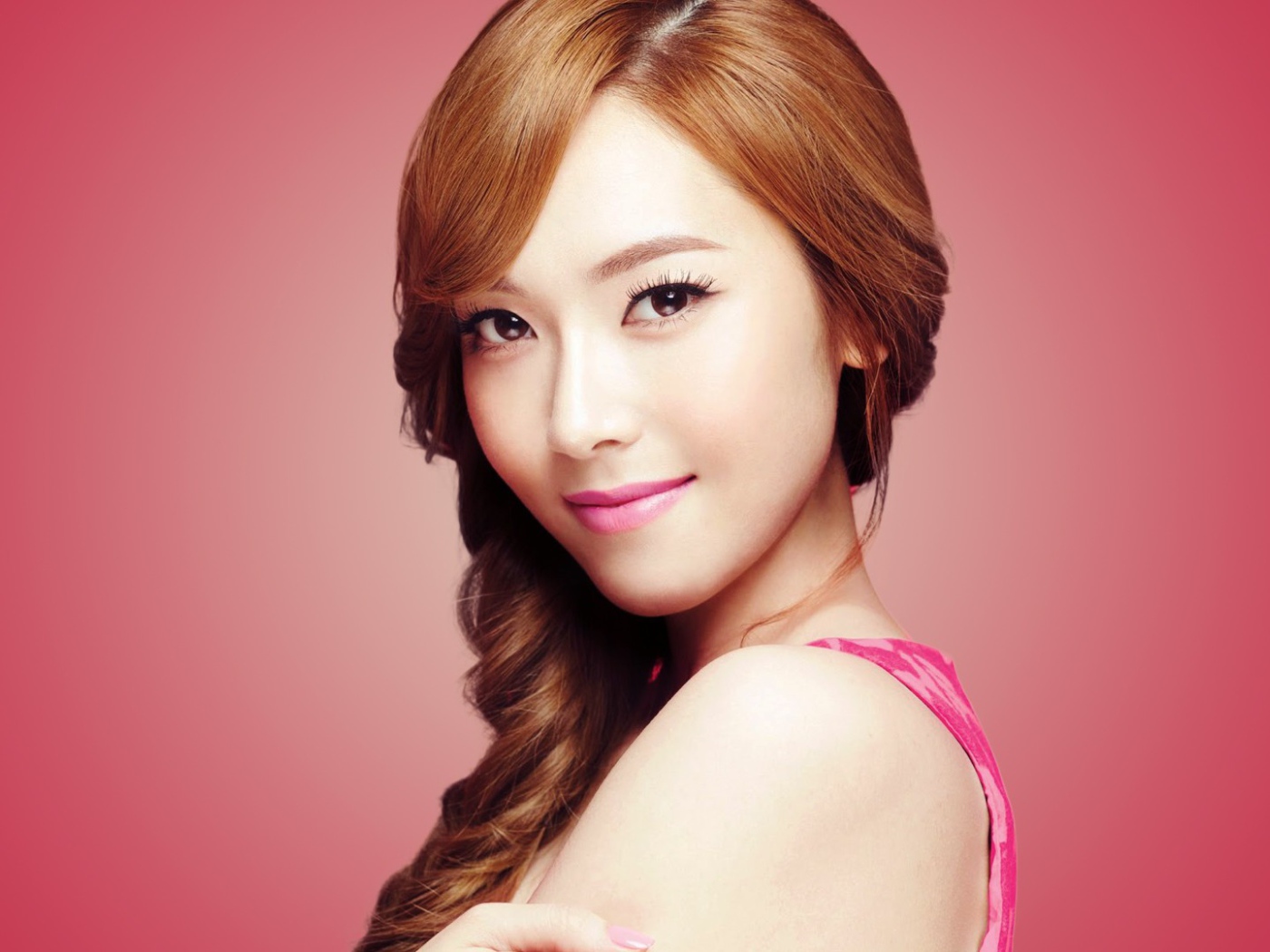 Рыжая девушка на розовом фоне, Girls’ Generation