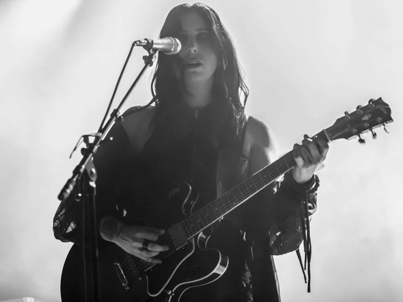 Певица Челси Вулф у микрофона